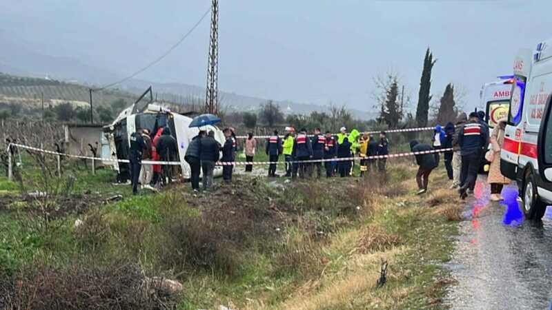 Denizli'nin Buldan ilçesinde devrilen midibüsteki 1 kişi hayatını kaybetti, 22
