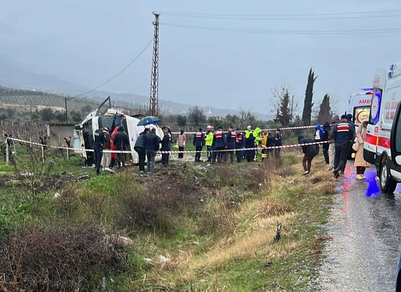 Midibüs devrildi: 1 ölü, 22 yaralı