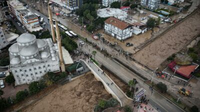 Mersin’de sağanak vurdu: Araçlar su altında kaldı
