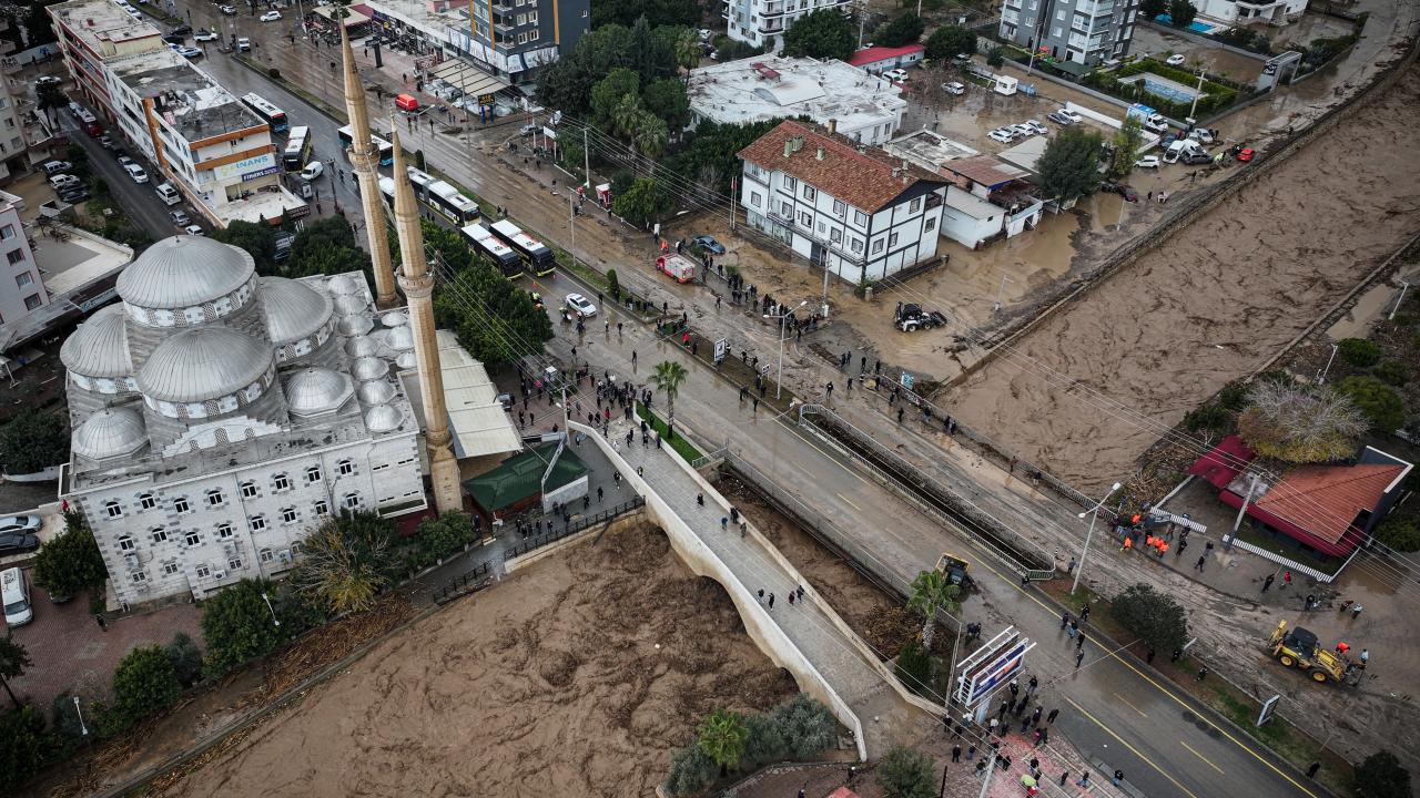 Mersin’de sağanak vurdu: Araçlar su altında kaldı