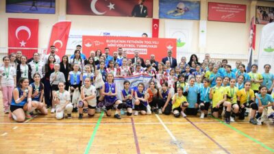 Bursa’da Mini Voleybol Turnuvası’nda Ödüller sahiplerini buldu