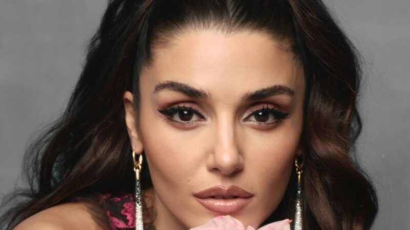 Hande Erçel’den derin dekolteli nefes kesen pozlar!