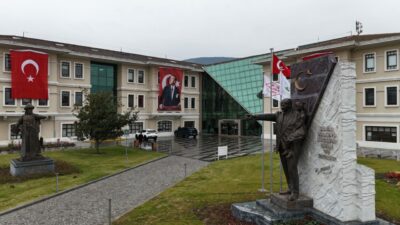 Bursa Osmangazi’de her yer kırmızı beyaz