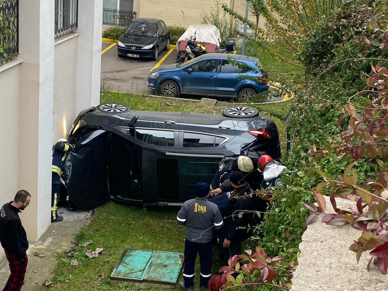 Otomobil apartman bahçesine uçtu Otomobil apartman bahçesine uçtu