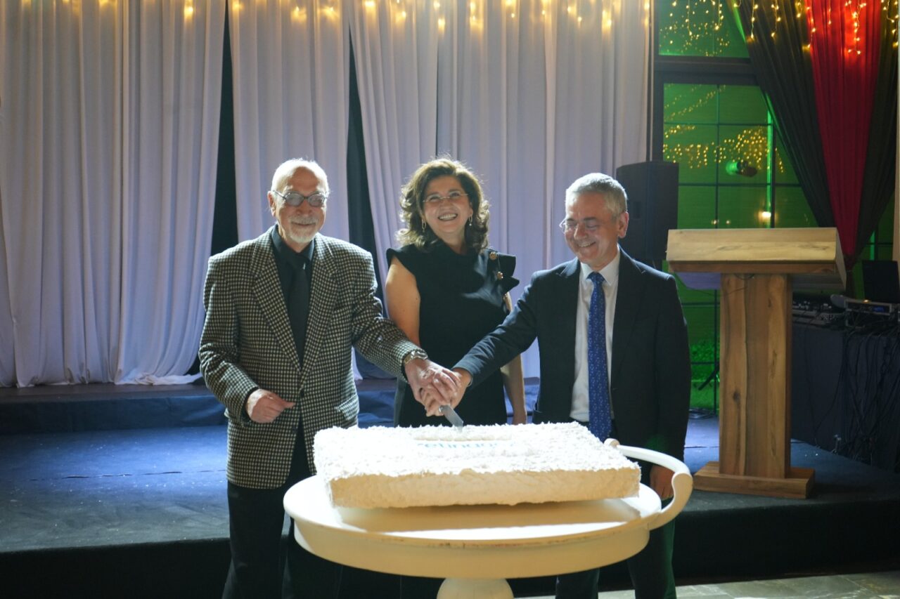 Retina Göz Hastanesi’nden Prof. Dr. Hikmet Özçetin’e anlamlı veda Retina Göz Hastanesi’nden Prof. Dr. Hikmet Özçetin’e anlamlı veda