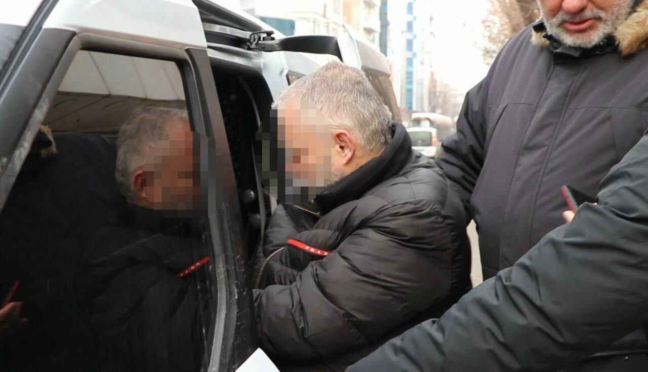 Sahte altınları bozdurmak isterken yakalandı