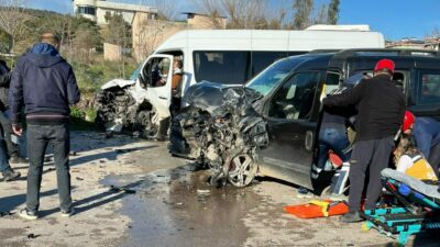 Servis minibüsü ile hafif ticari araç çarpıştı: Çok sayıda yaralı var