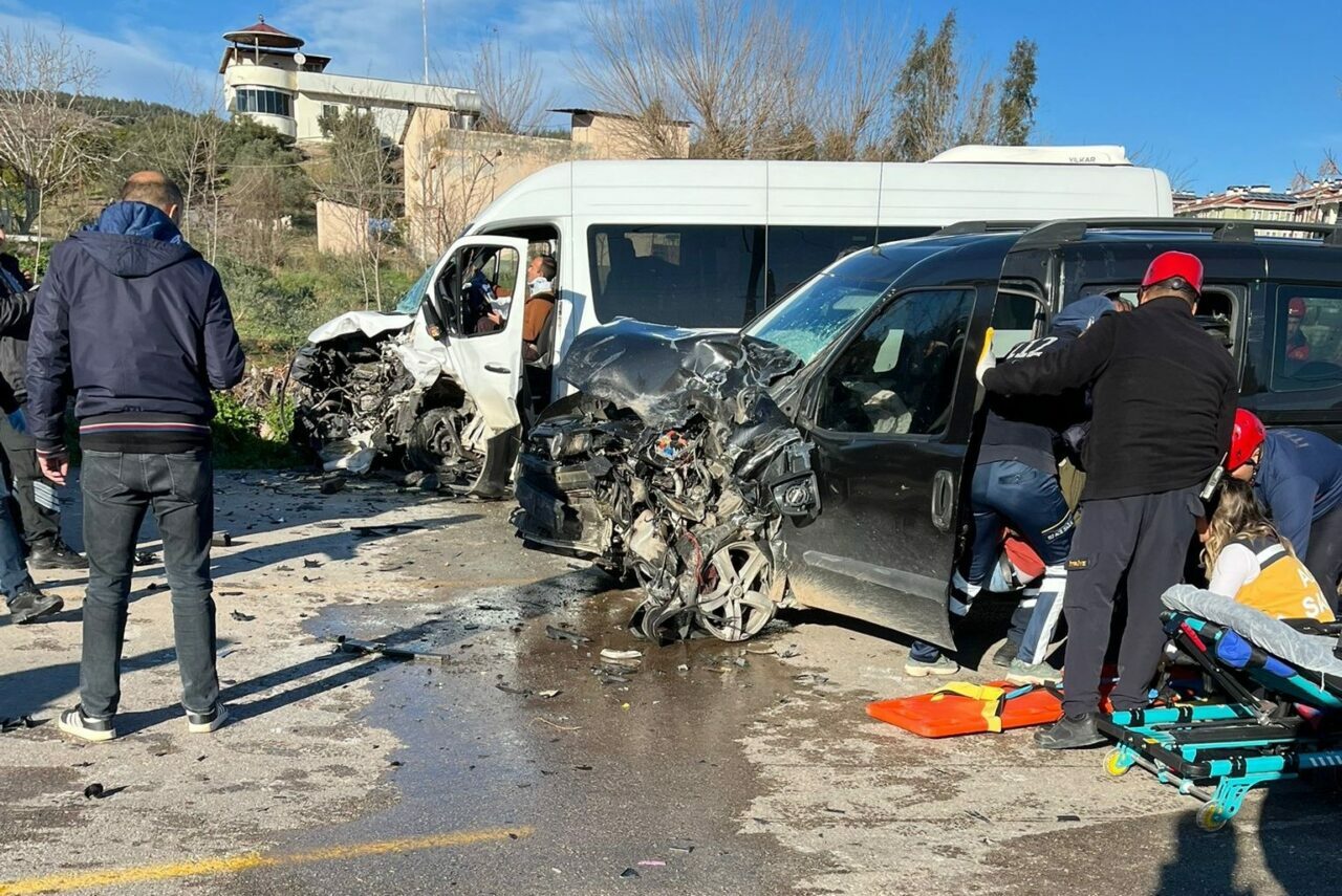 Servis minibüsü ile hafif ticari araç çarpıştı: Çok sayıda yaralı var