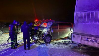 Servis otobüsü ile panelvan çarpıştı: Yaralılar var