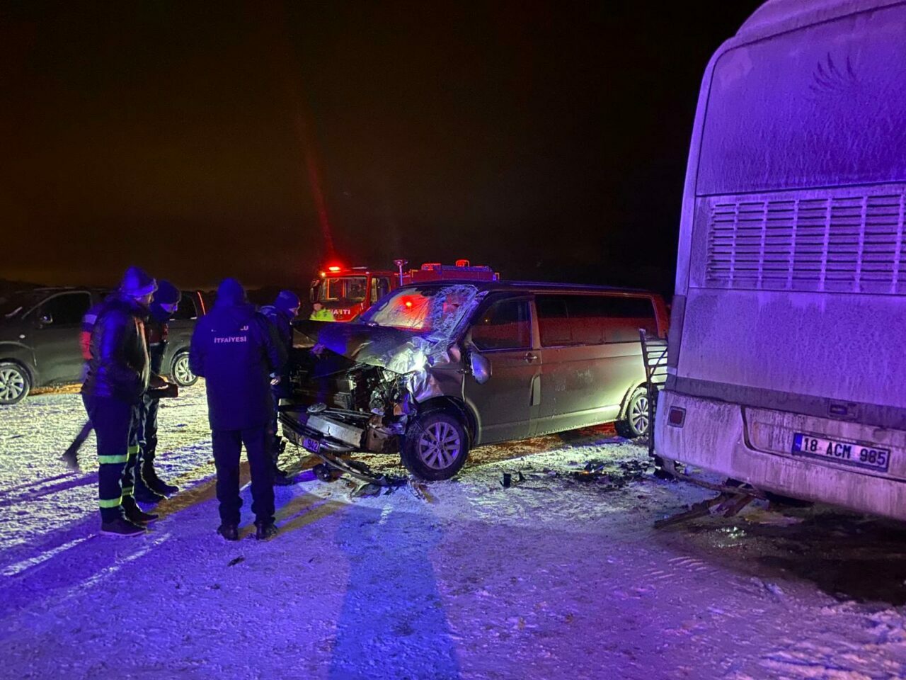 Servis otobüsü ile panelvan çarpıştı: Yaralılar var