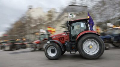 Çiftçiler sokağa döküldü! Traktörleriyle yol kapattılar