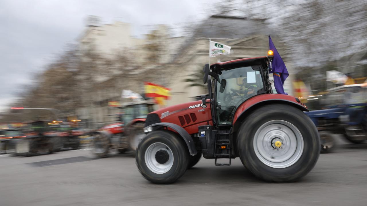 Çiftçiler sokağa döküldü! Traktörleriyle yol kapattılar