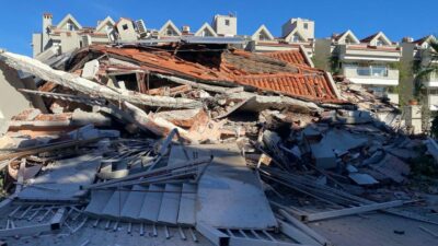 Tadilattaki 5 katlı apart otel çöktü