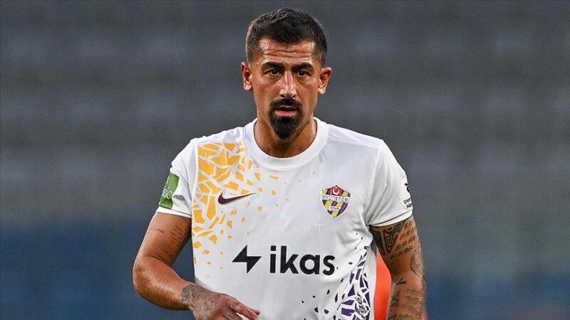 Trendyol Süper Lig ekiplerinden Kasımpaşa, tecrübeli futbolcu Kerem Demirbay'ı transfer