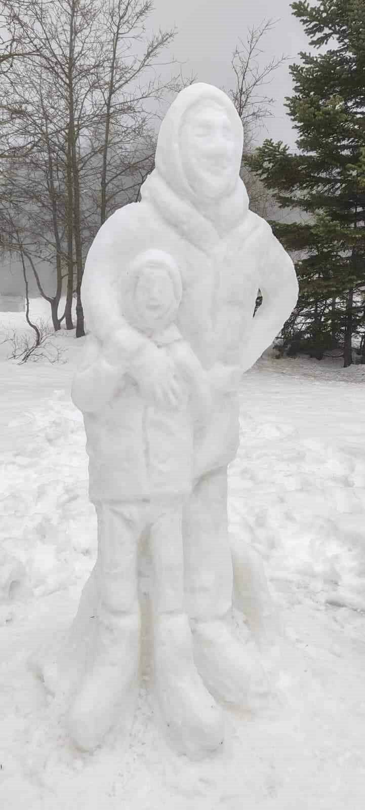 Uludağ’da kardan heykel sanat eserini aratmadı