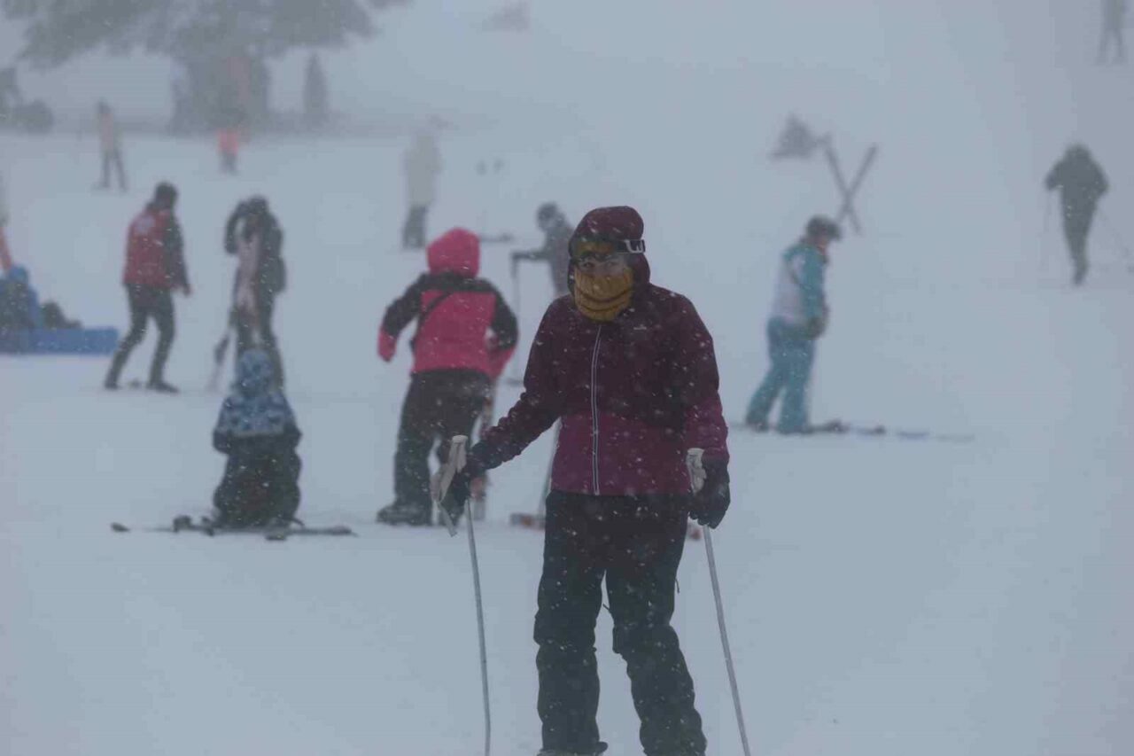 Uludağ, sömestr tatilinin son virajında dolup taşıyor