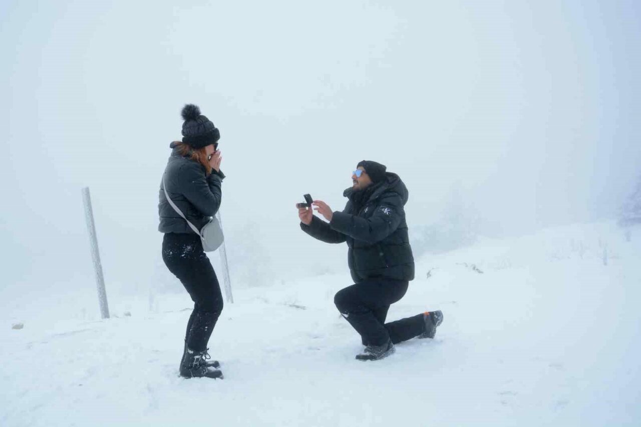 Uludağ’da yılın son ve ilk romantik sürprizleri: Karlar altında iki “Evet” Uludağ’da yılın son ve ilk romantik sürprizleri: Karlar altında iki “Evet”