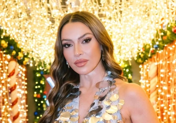 Hadise cesur mini kırmızı elbisesiyle yaktı geçti!