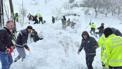 İki mahalleye çığ düştü! Evler tahliye edildi