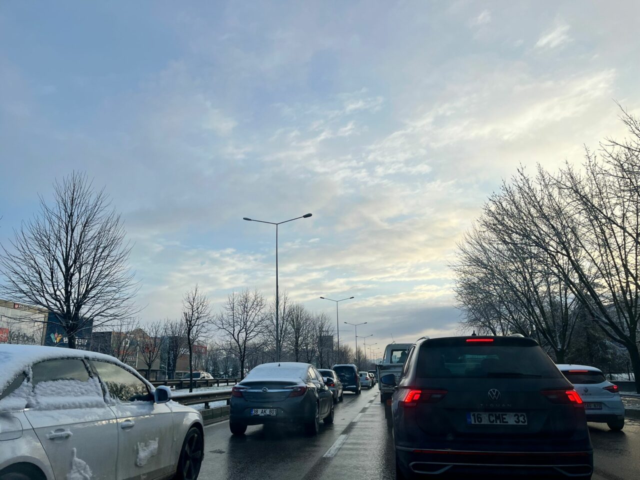 Bursa’da kar etkisi: Buz yok, trafik çok!