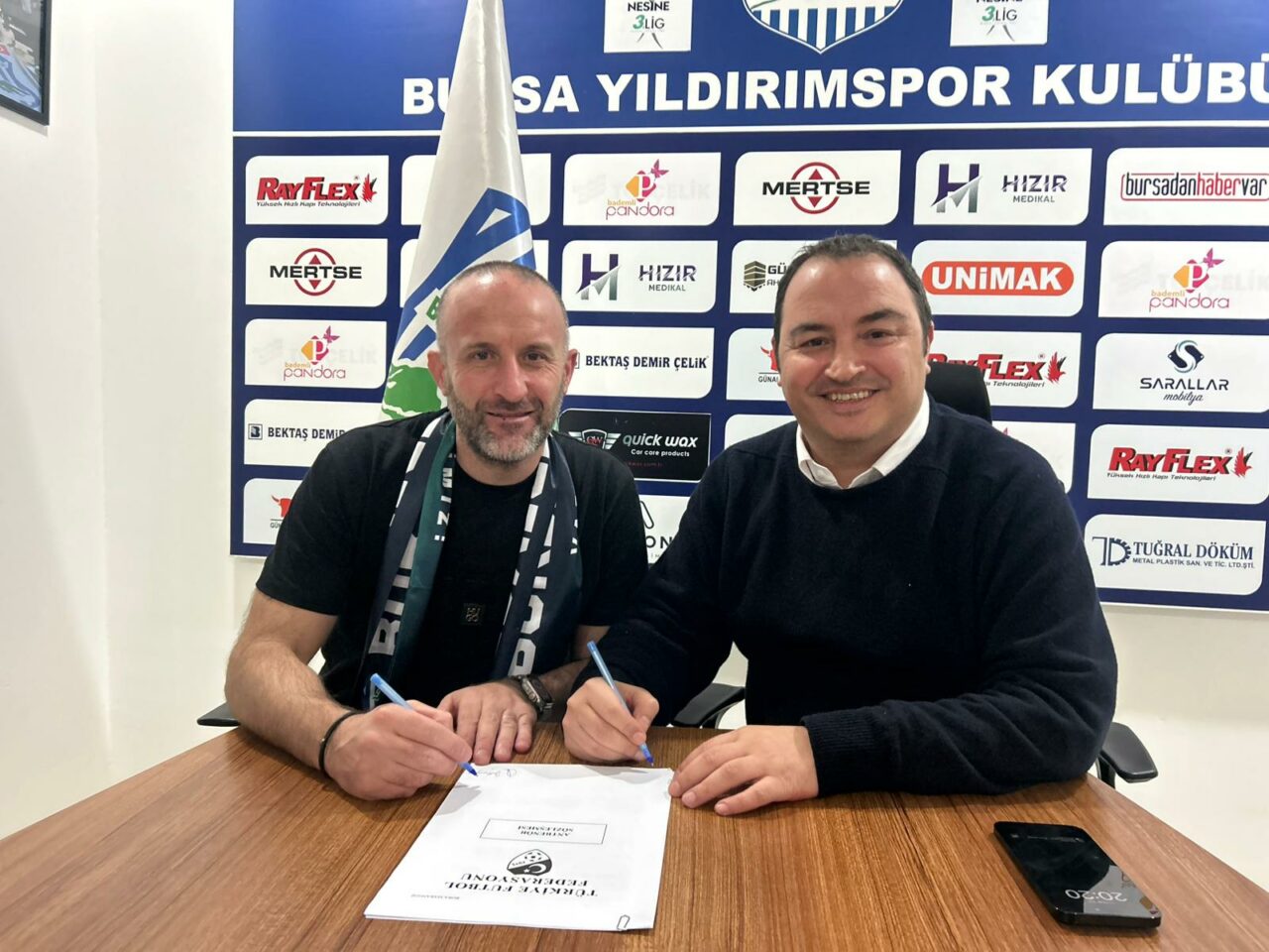 3.Lig’deki Bursa ekibi yeni hocasına imzayı attırdı