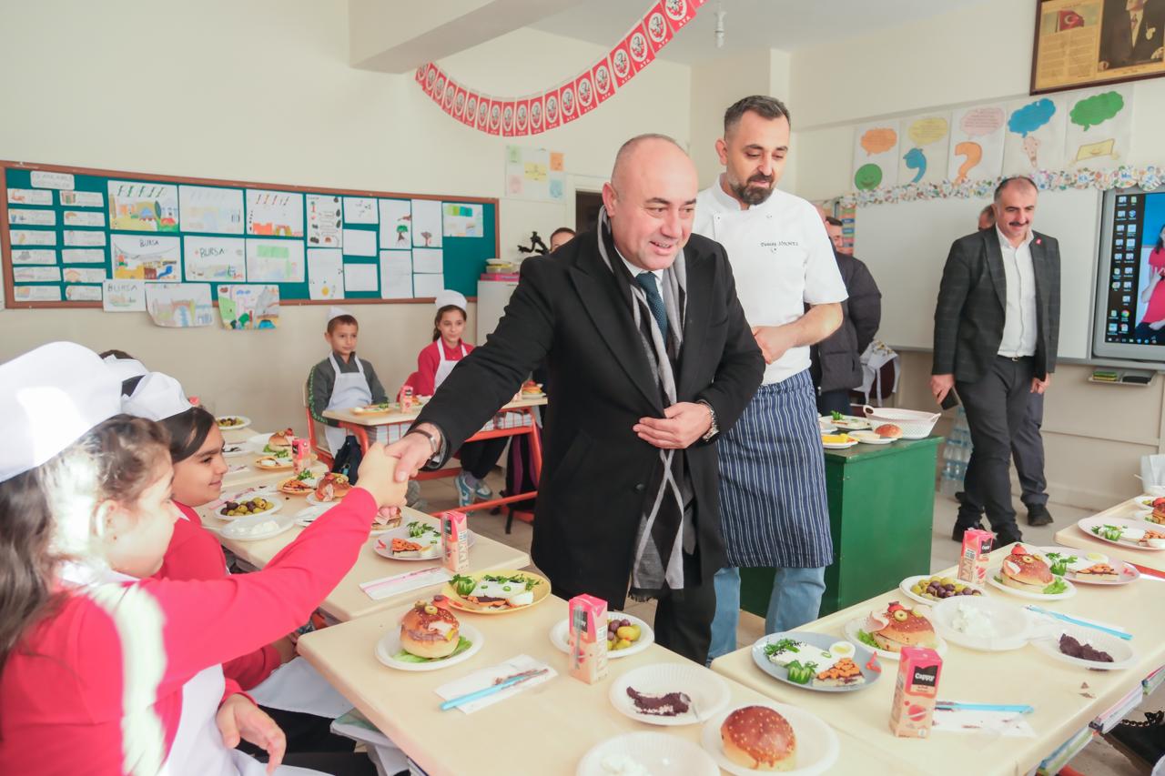 Bursa’da ‘Minik Şeflerle Zeytinli Tarifler’in ilk durağı Dereköy İlköğretim Okulu