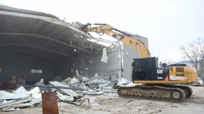 Bursa’da iki kaçak iş yeri yıkıldı