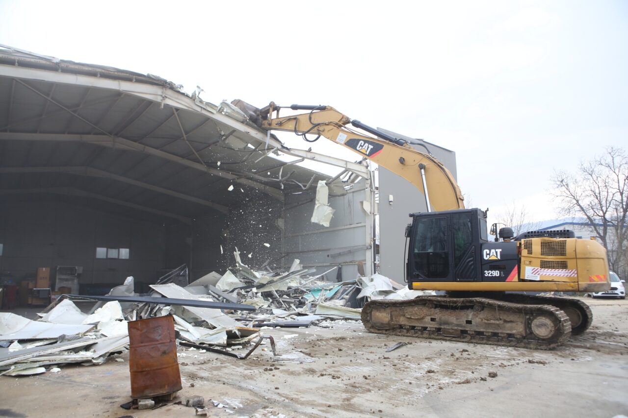 Bursa’da iki kaçak iş yeri yıkıldı