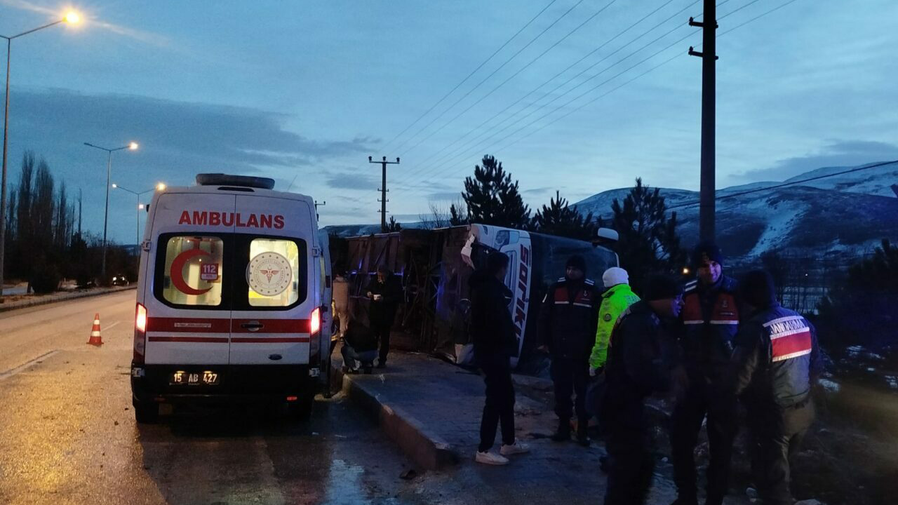 Yolcu otobüsü devrildi: Çok sayıda yaralı var Yolcu otobüsü devrildi: Çok sayıda yaralı var