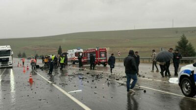 Yolcu otobüsü ile otomobil çarpıştı: 3 ölü