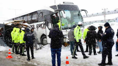 Yolcu otobüsü kontrol noktasındaki kulübeye çarptı: 4 polis yaralı