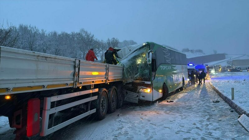 Otobüs TIR’a arkadan çarptı: 7 yaralı