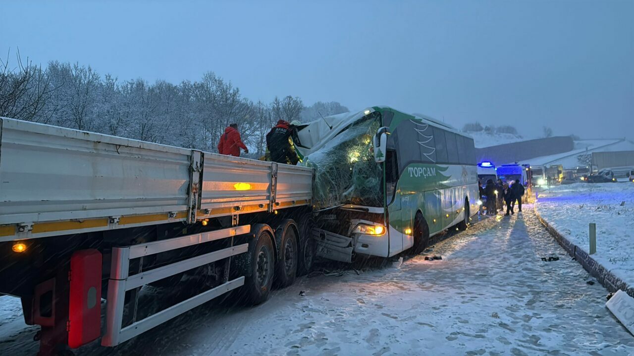 Yolda otobüs TIR’a arkadan çarptı: 7 yaralı Yolda otobüs TIR’a arkadan çarptı: 7 yaralı