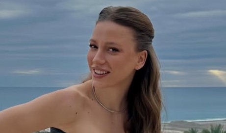 Kırmızı derin yırtmaçlı elbisesiyle yaktı geçti! Kırmızı derin yırtmaçlı elbisesiyle yaktı geçti!