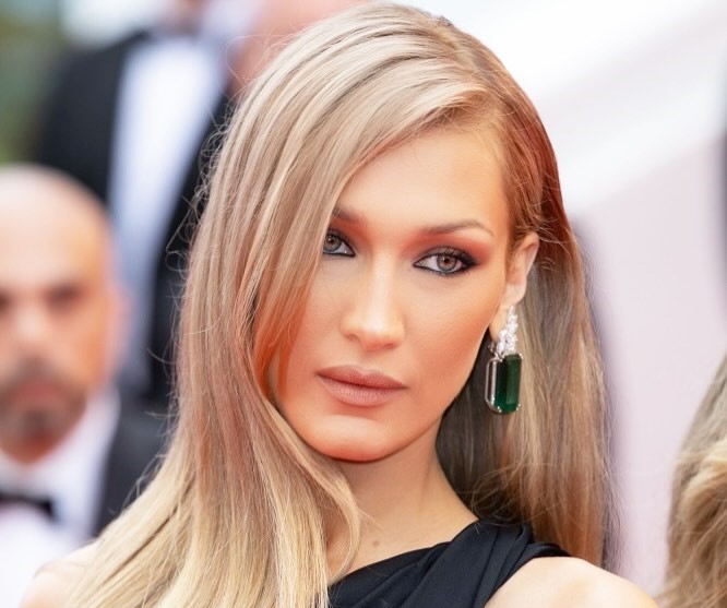 Dekoltesine bakan bir daha baktı!