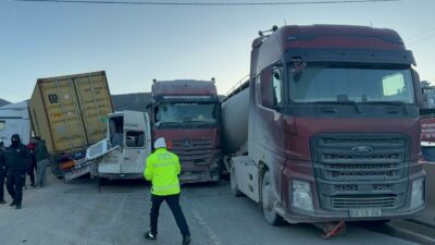 Zincirleme kaza: 11 araç birbirine girdi