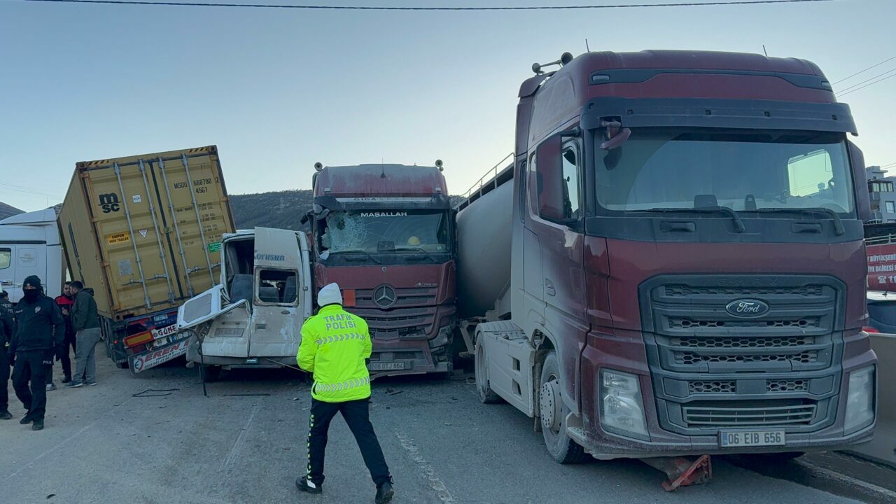 Zincirleme kaza: 11 araç birbirine girdi