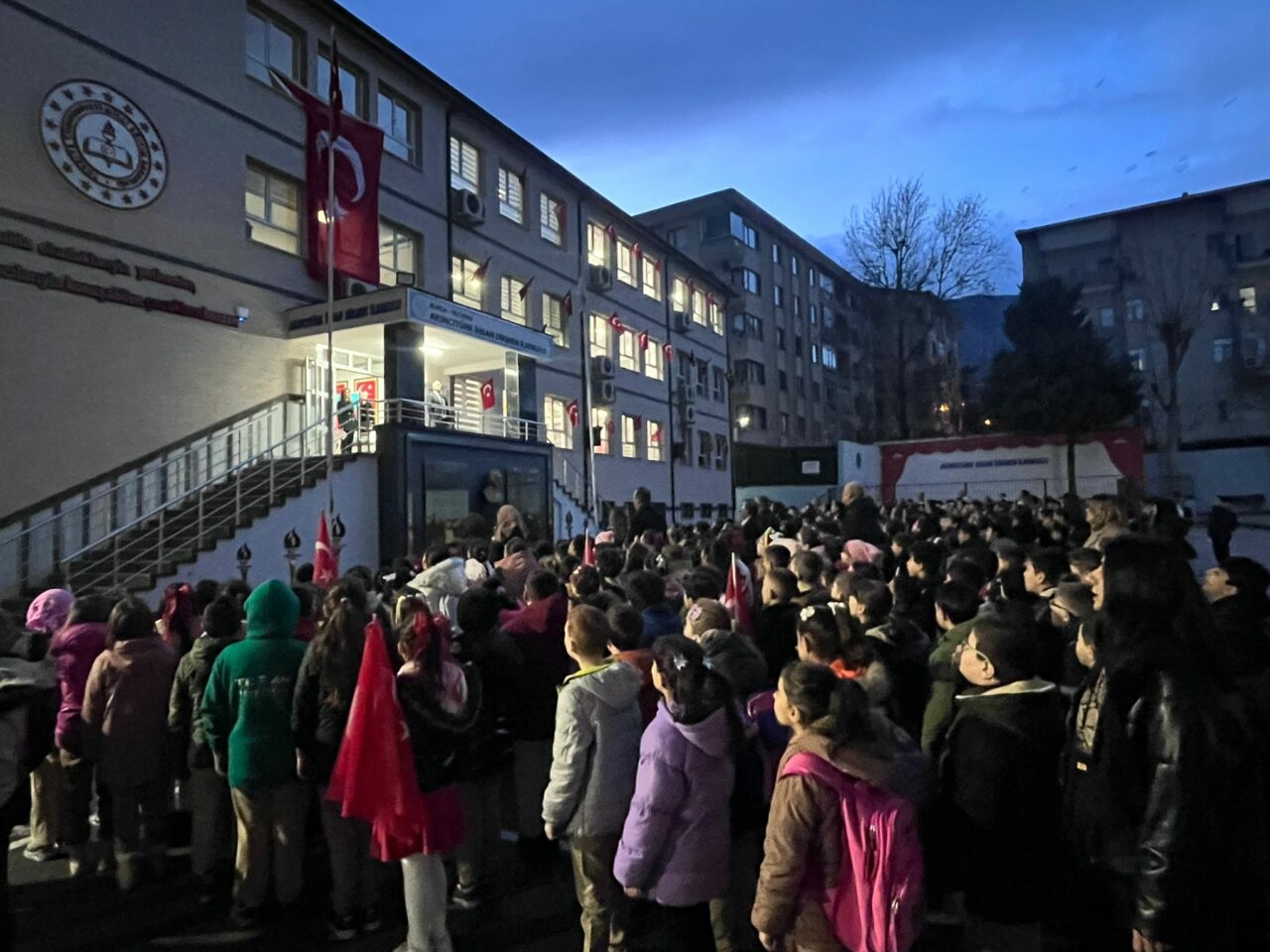 Bursa’da deprem şehitleri için ilk ders öncesi saygı duruşu