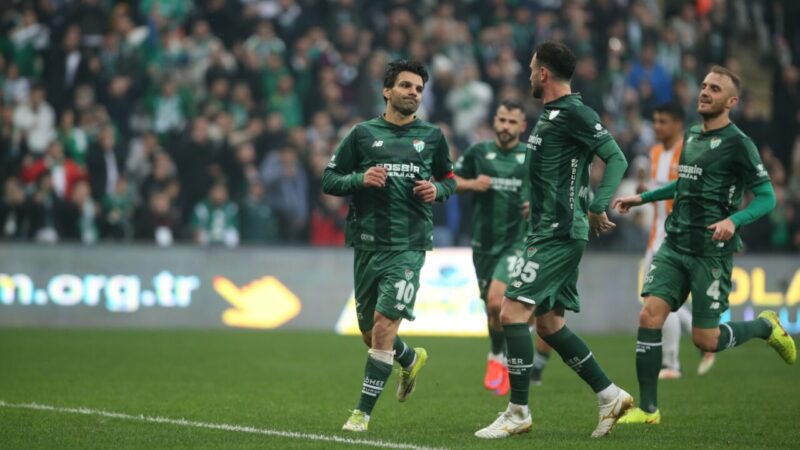 Bursaspor kaptanı Muhammed Demir’den dikkat çeken paylaşım; ‘Bizi karıştırmaya çalışanlara inat…’ Yeşil beyazlı takımın kaptanı Muhammed Demir, son dönemde kendisi hakkında