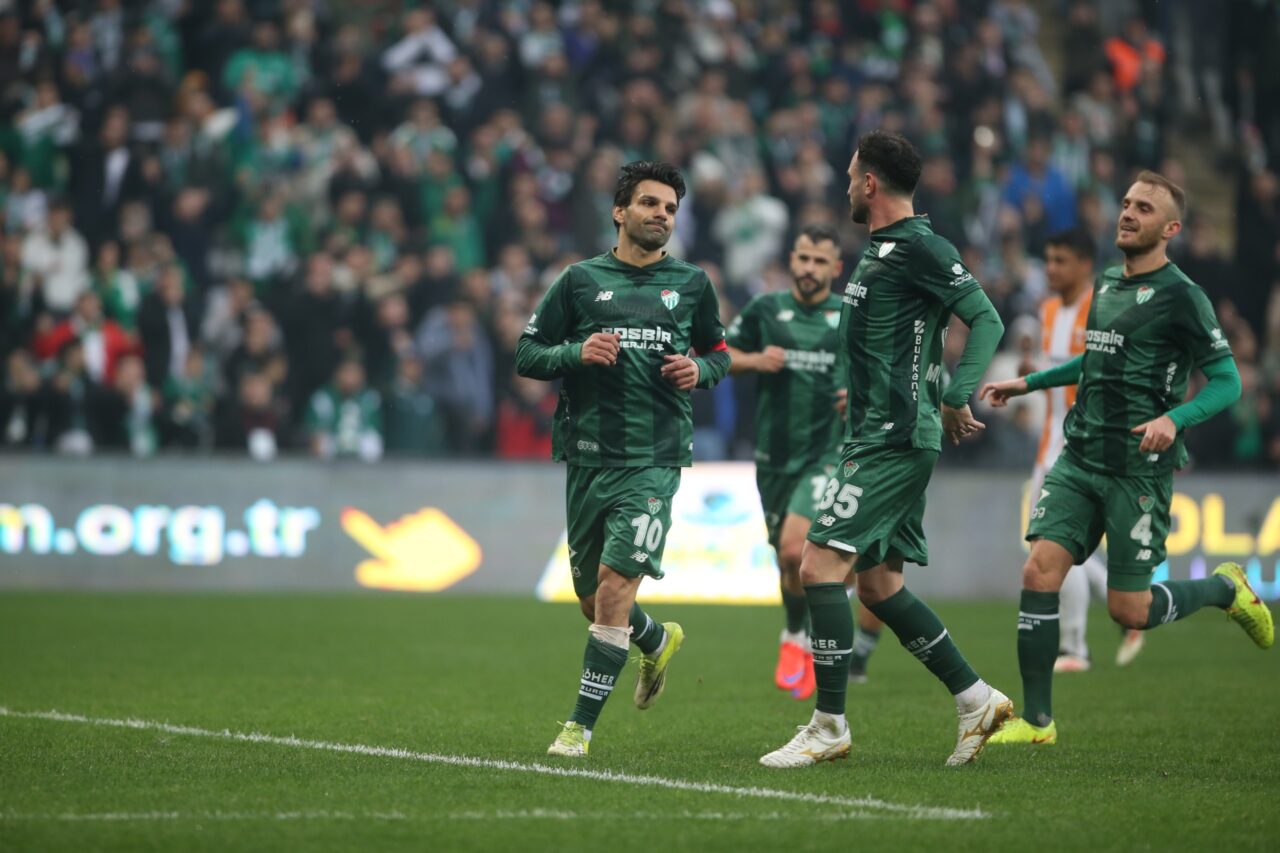 Bursaspor kaptanı Muhammed Demir’den dikkat çeken paylaşım; ‘Bizi karıştırmaya çalışanlara inat…’
