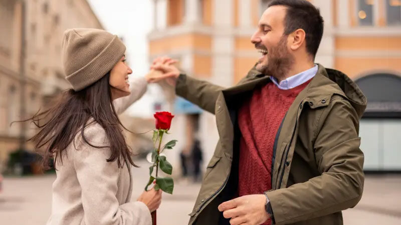 Sevgililer Günü yaklaşırken, ilişkinizi özel kılacak hediye fikirleri arayışındaki çiftler