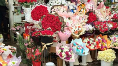 Bursa’daki çiçekçilerde 14 Şubat hazırlığı! Bir gülün fiyatı bakın ne kadar?