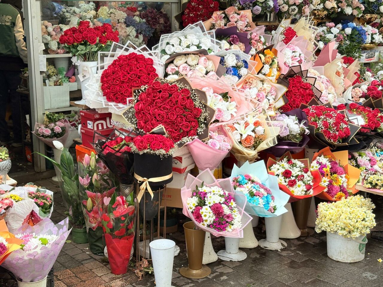 Bursa’daki çiçekçilerde 14 Şubat hazırlığı! Bir gülün fiyatı bakın ne kadar?