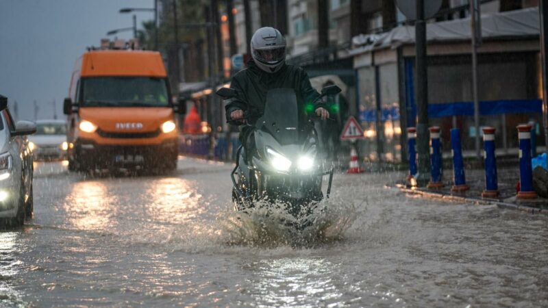 Caddeler su altında kaldı!