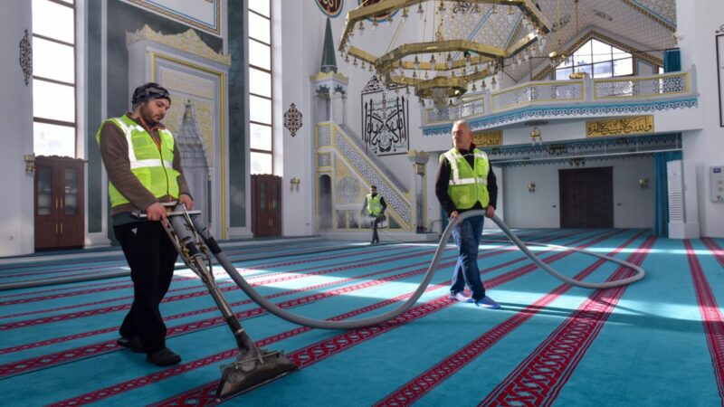 Bursa’daki camilerde Ramazan temizliği