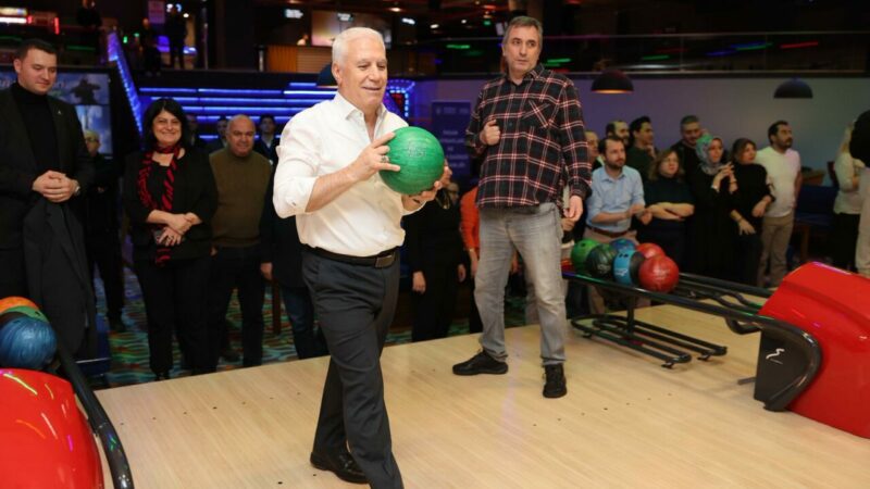 Bursa Büyükşehir’de motivasyon dopingi: Başkan Bozbey, personelle bowling oynadı