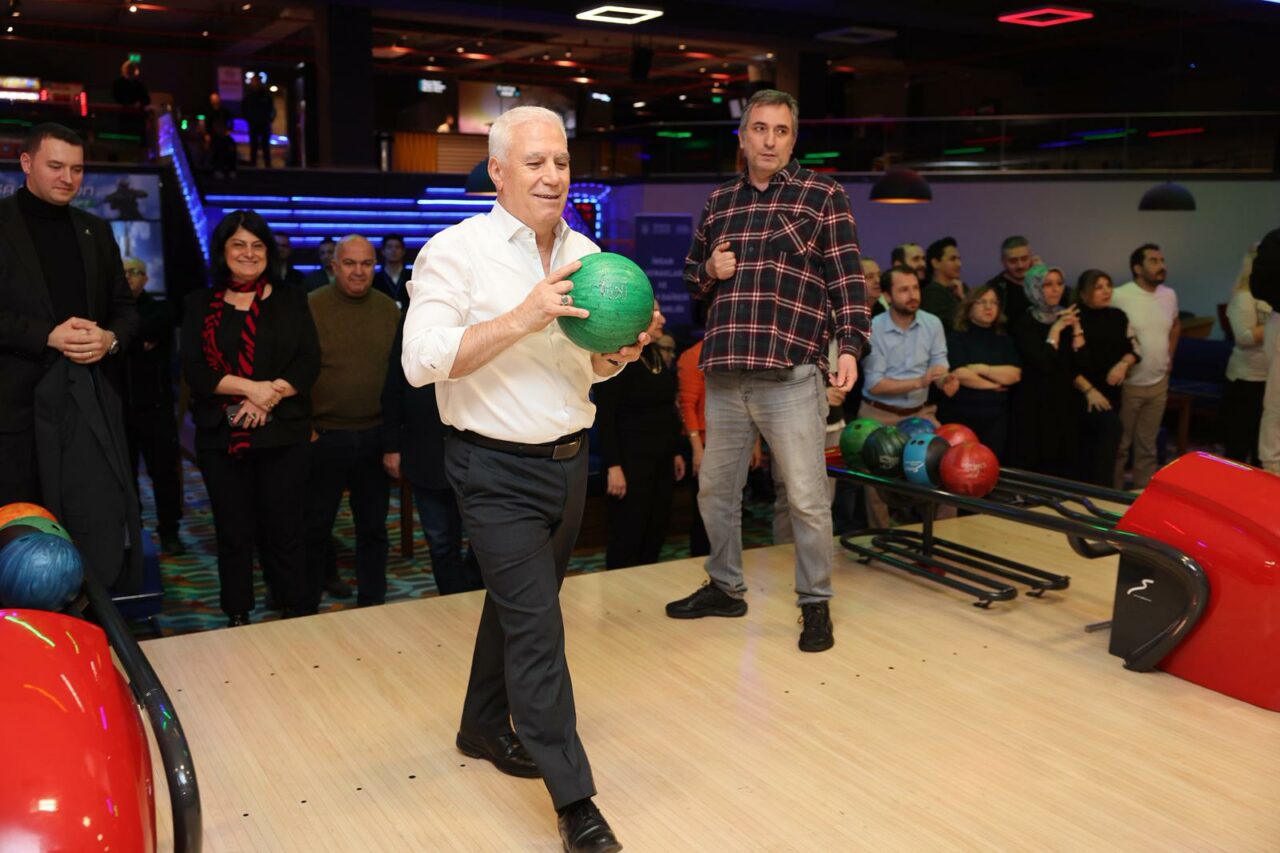 Bursa Büyükşehir’de motivasyon dopingi: Başkan Bozbey, personelle bowling oynadı