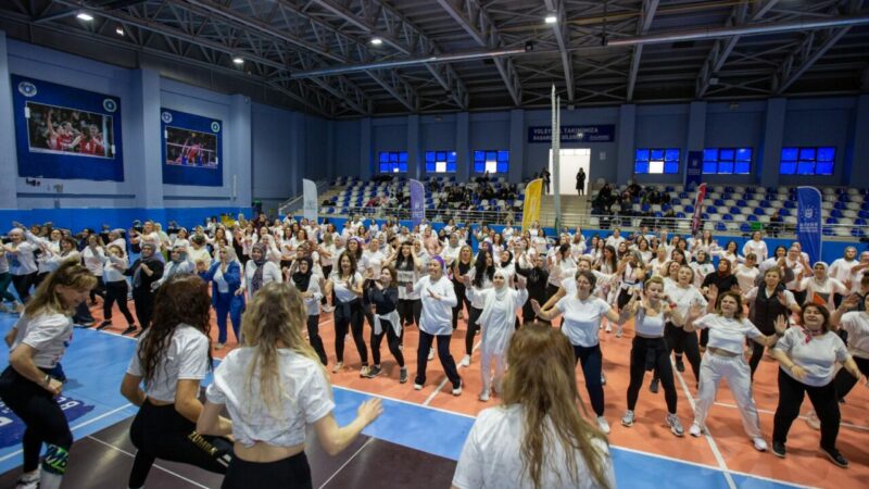 Bursa Büyükşehir Belediyesi tarafından düzenlenen zumba egzersiz etkinliklerine katılan kadınlar,