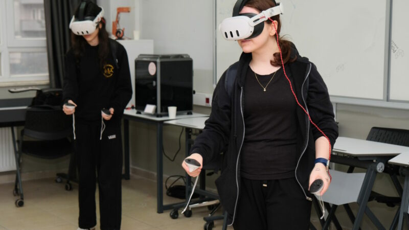 Bursa Büyükşehir Belediyesi’nin kız öğrencilerin bilim ve teknoloji alanlarına olan