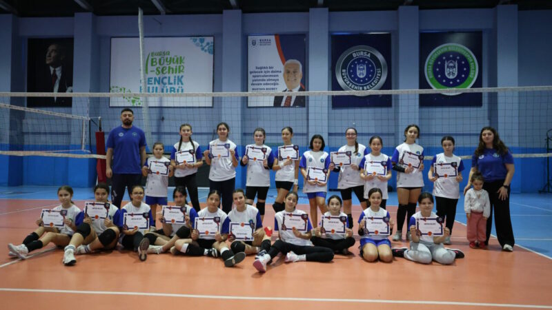 Bursa’da Kış Spor Okulları’nda eğlence ve spor bir arada Bursa Büyükşehir Belediyesi tarafından düzenlenen Kış Spor Okulları’nda katılan çocuklar
